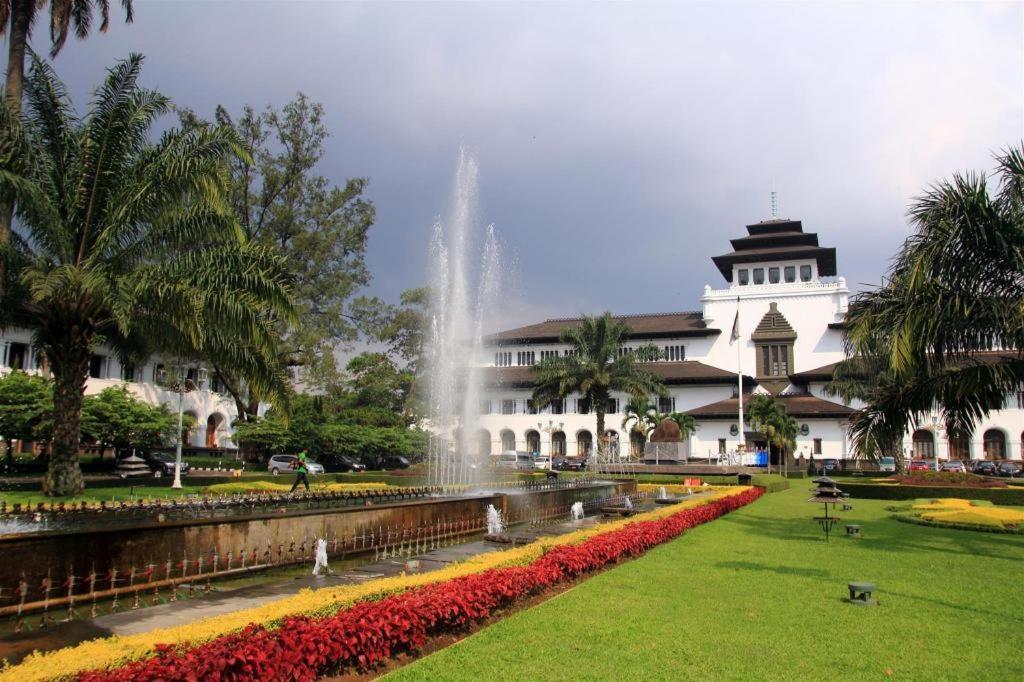 Marbella Hotel Dago Bandung Buitenkant foto